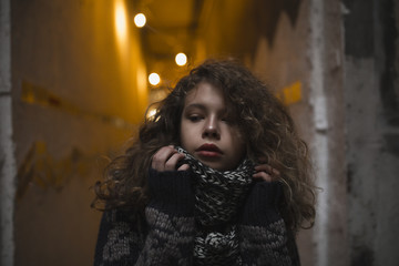 Obraz premium Lovely blonde model posing in the dark corridor with lights