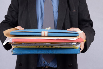 Homme portant des dossiers