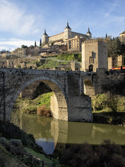Fototapeta na wymiar Toledo Puente de Alcantara y Alcazar