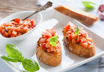 Italienische Bruschetta mit frischen Tomaten und Kräutern