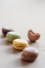 Obraz na płótnie Canvas Leckere französische Macarons mit schokoladen Ganache gefüllt