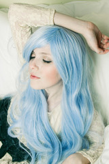 Retrato de una chica joven con el pelo azul y una bonita blusa de encaje 