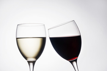 Weißwein und Rotwein im Glas vor hellem Hintergrund
