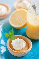 Kleine Tartes mit frischem Lemon Curd - englische Zitronencreme