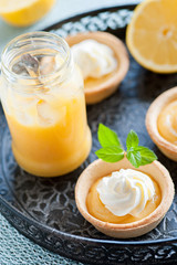 Kleine Tartes mit frischem Lemon Curd - englische Zitronencreme