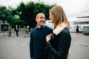 Obraz premium Happy couple. Young couple in love walking in city and smiling. Love story