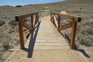 Staubiger Weg mit Brücke