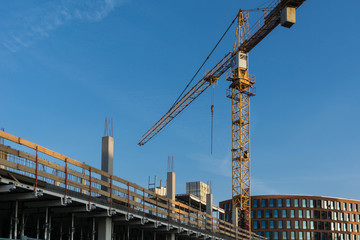 Baustelle Baukran vor blauem Himmel