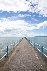 Fototapeta na wymiar Lago Trasimeno con pontile sul lago