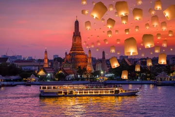 Fotobehang Tempel Wat arun en cruiseschip in nachttijd en drijvende lamp in yee peng-festival onder loy krathong-dag, de stad van Bangkok, Thailand