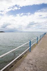 Obraz premium Lago Trasimeno con pontile sul lago