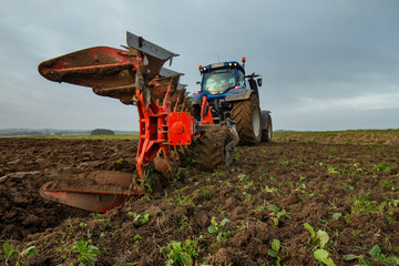 LABOURS SOUS UN CIEL GRIS