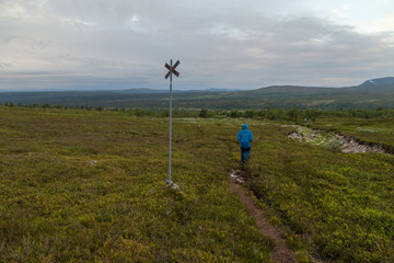 Obraz premium Man out hiking following the signs