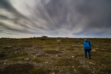 Naklejka premium Man hiking to the top at Grovelsjon,sweden