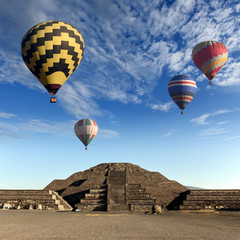 Fototapeta na wymiar Balloons above pyramid of the moon - Teotihuacan, Mexico