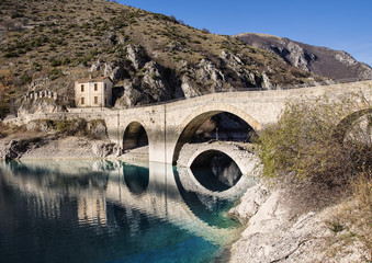 Ponte sul lago di villalago