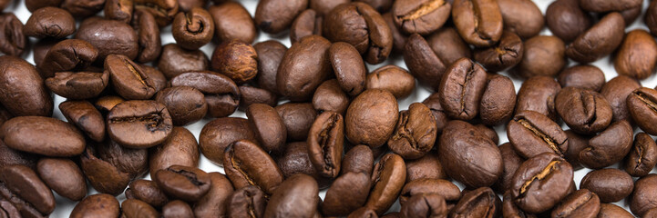 Naklejka premium Kaffeebohnen auf weißer Unterlage - Banner 