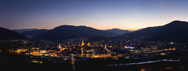 Obraz premium Haslach im Kinzigtal bei Nacht