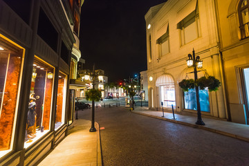 Buildings in Rodeo Drive at night