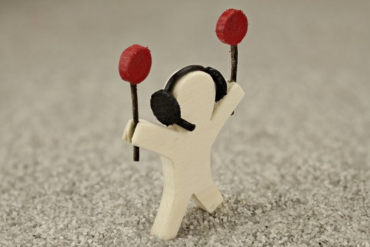 Fluglotse aus Holz mit Kopfh&ouml;rer