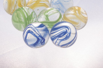 bolas de gude coloridas