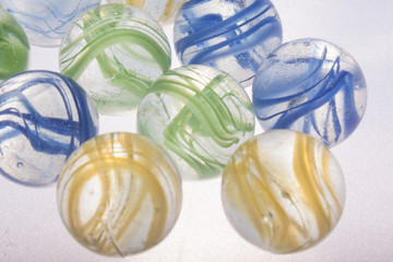 bolas de gude coloridas