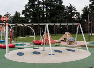Obraz premium arredo urbano, altalene in un parco cittadino