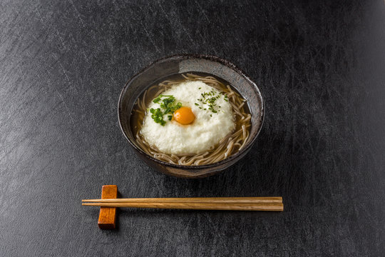 月見そば　 Noodles of soba with an egg Japan