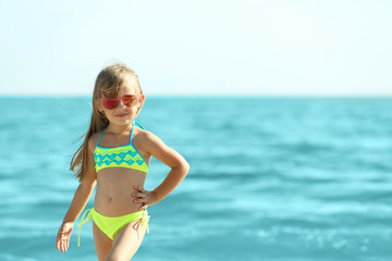 Obraz premium Cute girl having fun on beach