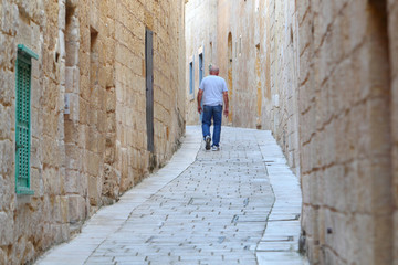 Obraz na płótnie Canvas Stara, zabytkowa uliczka w miejscowości Mosta na Malcie