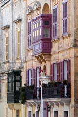 Fototapeta na wymiar Zabytkowe kamienice z kolorowymi balkonami w Valettcie na Malcie