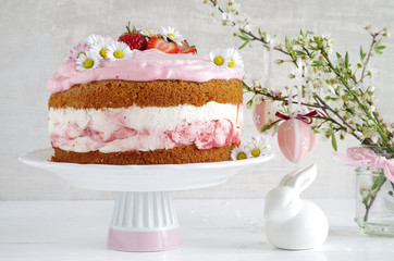 Erdbeer-Sahne-Torte mit Gänseblümchen dekoriert zu Ostern
