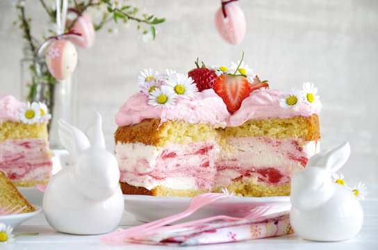 Erdbeer-Sahne-Torte mit Gänseblümchen dekoriert zu Ostern