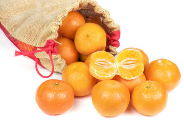 mandarine sorties du sac en toile de jute sur fond blanc