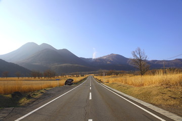 まっすぐに続く道 阿蘇くじゅう国立公園