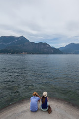 Couple assis de dos - Lac de Côme