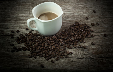 Handle glass coffee table with coffee beans.