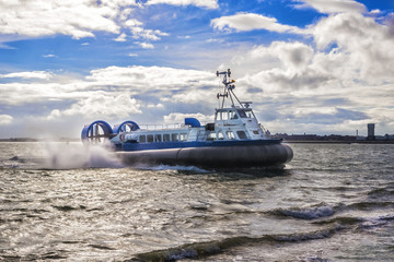 Hovercraft Landing © ahriam12