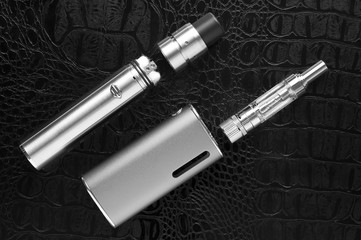 Naklejka premium Electronic cigarette on black background.