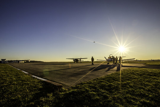 Flugzeuge auf einem Rollfeld im Sonnenuntergang