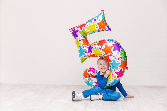 Мальчик празднует день рождения. Воздушный шар 5 лет