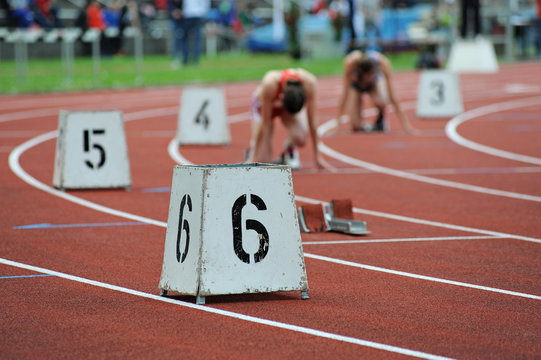 L&auml;uferinnen in Startposition auf Tartanbahn