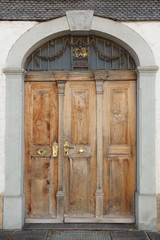 Fototapeta na wymiar Old door, antike Eingangstüre aus Holz