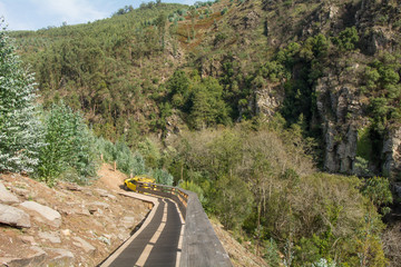 Coche de rescate en las montañas