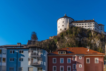 Festung Kufstein mit Häusern am Stadtplatz