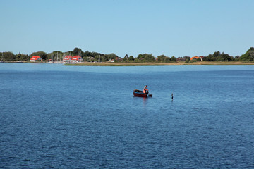 Obraz premium Fischer vor Kloster auf Insel Hiddensee