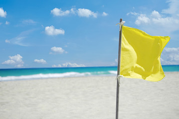 Gelbe Flagge zur Warnung am Strand auf Kuba Varadero
