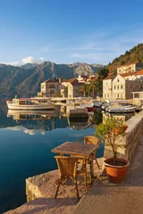Foto op Plexiglas Stad aan het water Dijk van Perast stad op een zonnige winterdag. Baai van Kotor, Montenegro