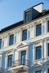 Fototapeta premium weißer Altbau mit Balkon und Gaube