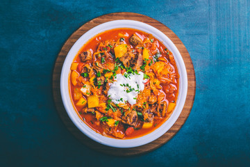 Eintopf mit Rindfleisch Paprika Gulasch Art